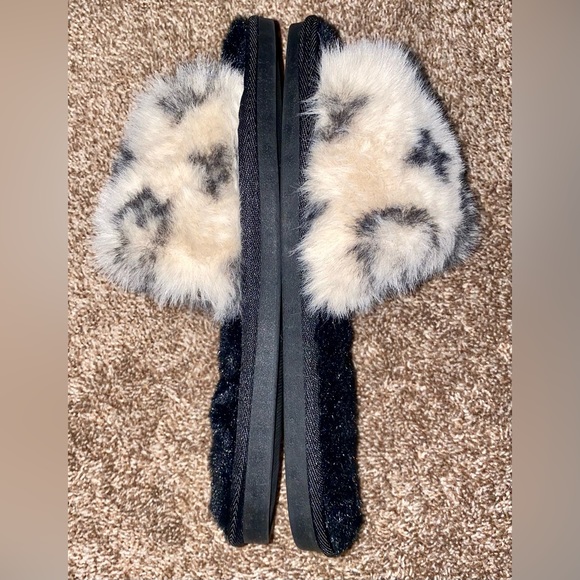 Designer Inspired Faux Fur Slides/Sandals - Picture 4 of 5